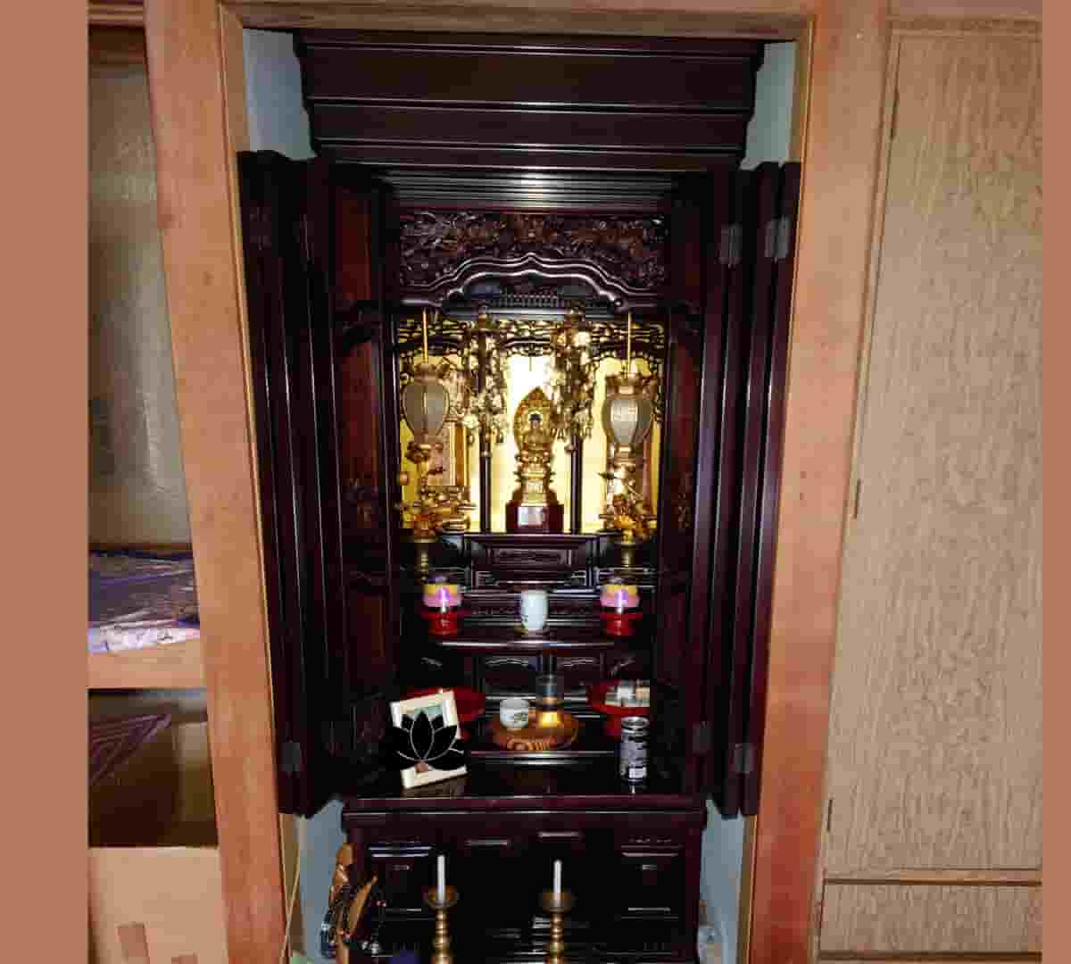 祖母の家にあったころの仏壇。扉を開けた状態で、御本尊と脇掛、供え物が並んでいる